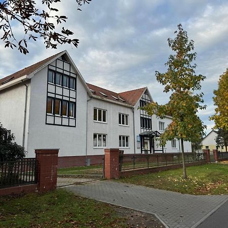 Fc-Apartmenthaus Falkensee Mit Grossem Garten Und Pkw Stellflaechen ภายนอก รูปภาพ