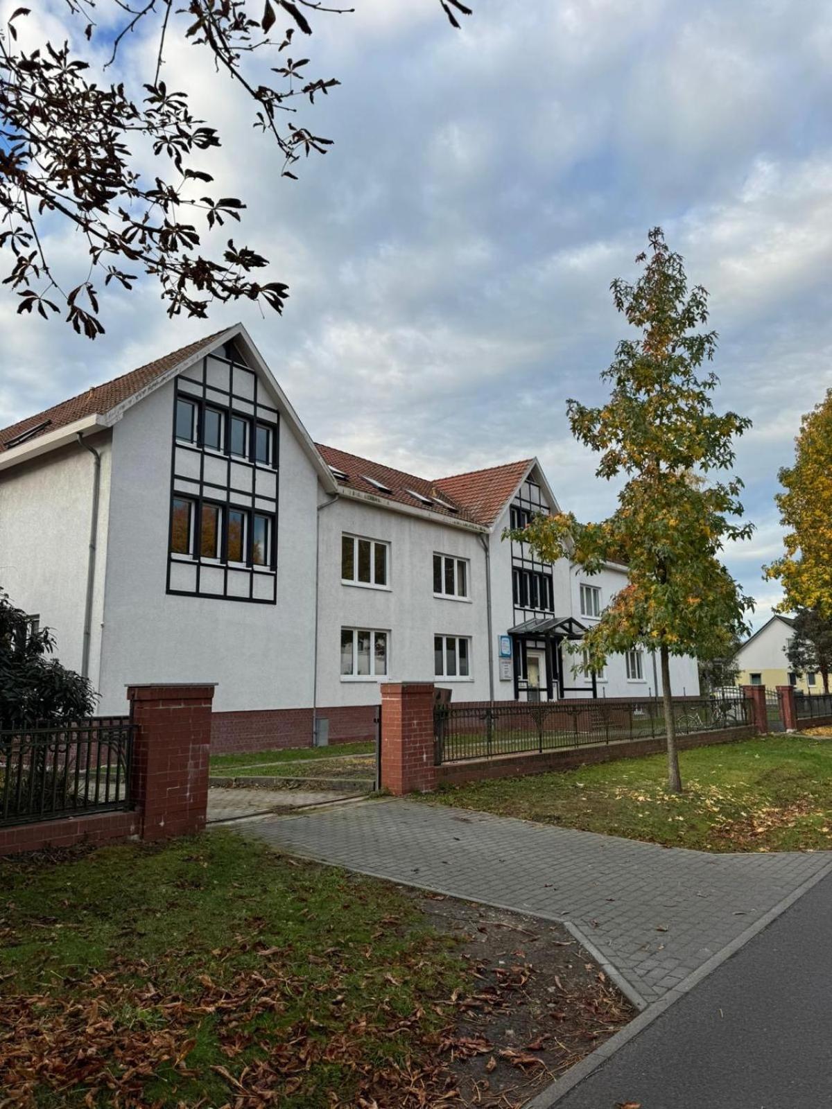Fc-Apartmenthaus Falkensee Mit Grossem Garten Und Pkw Stellflaechen ภายนอก รูปภาพ